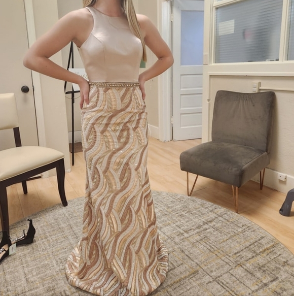 SIZE 4 No Alterations two piece prom gown in blush - Picture 14 of 16